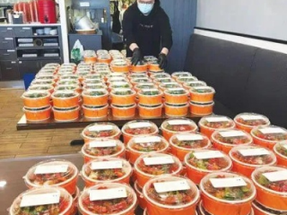200多份盒饭的温暖传递，追收割机旁的送饭大姐