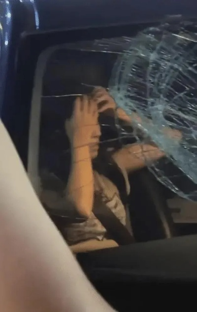 男子因妻子与前男友车上共眠，冲动砸车窗获刑