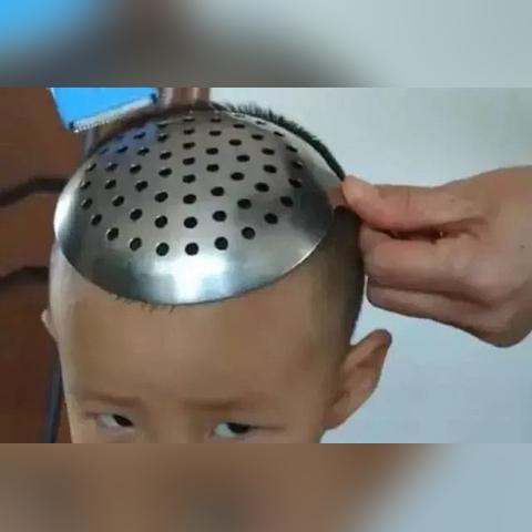 小小勺子，大大改变，小学生用勺子当理发镜的奇妙变帅之旅